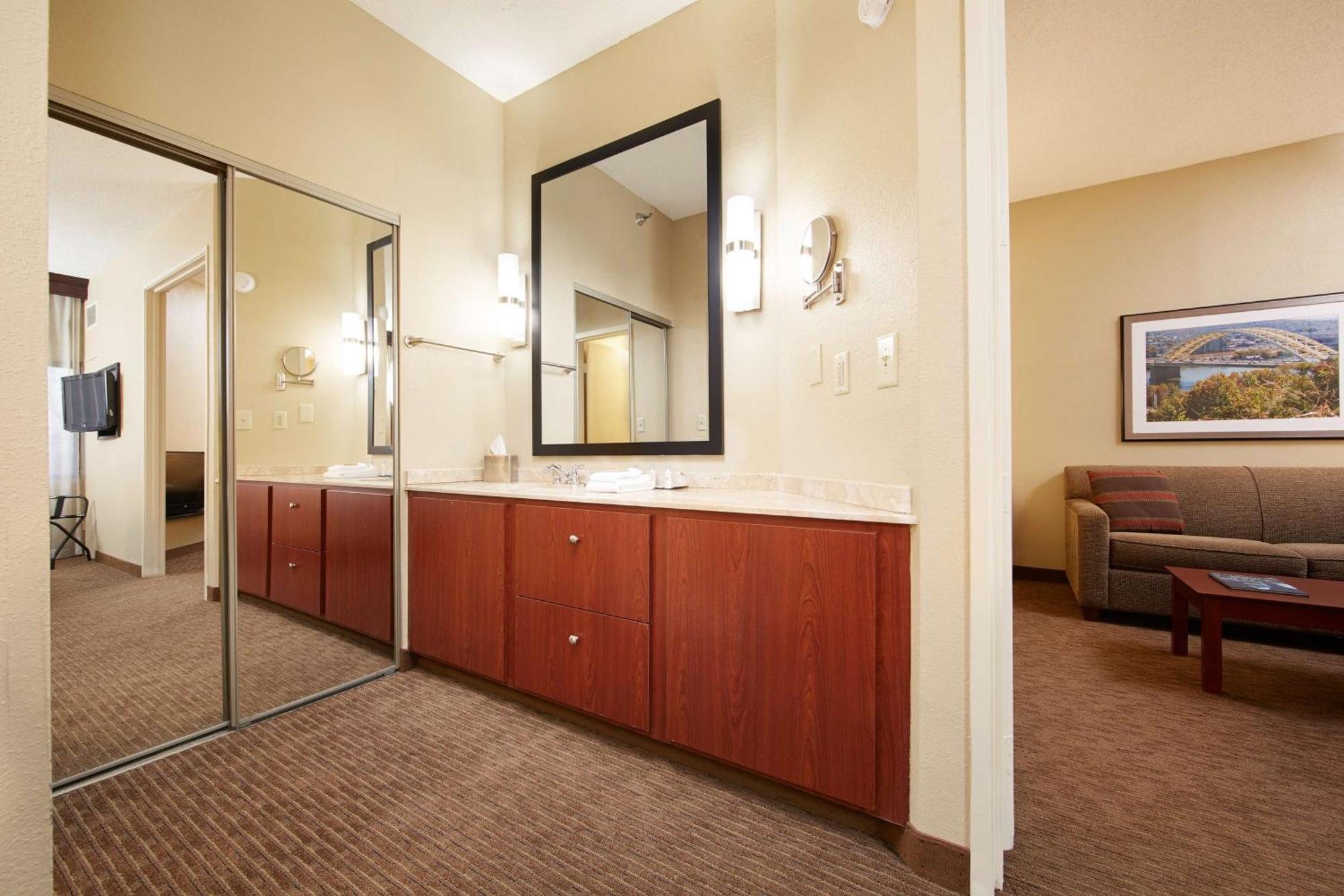 Doubletree Suites By Hilton Hotel Cincinnati - Blue Ash Sharonville Buitenkant foto